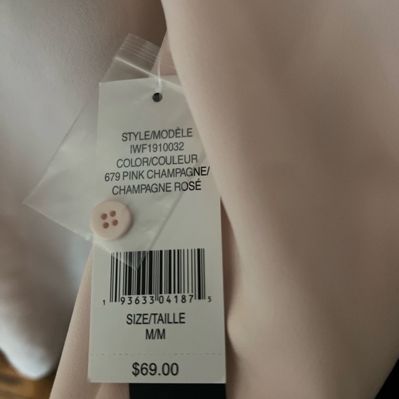 NWT Isaac Mizrahi Champagne
Rose I Business Casual Blouse
NWT 69.00 - Picture 3 of 6